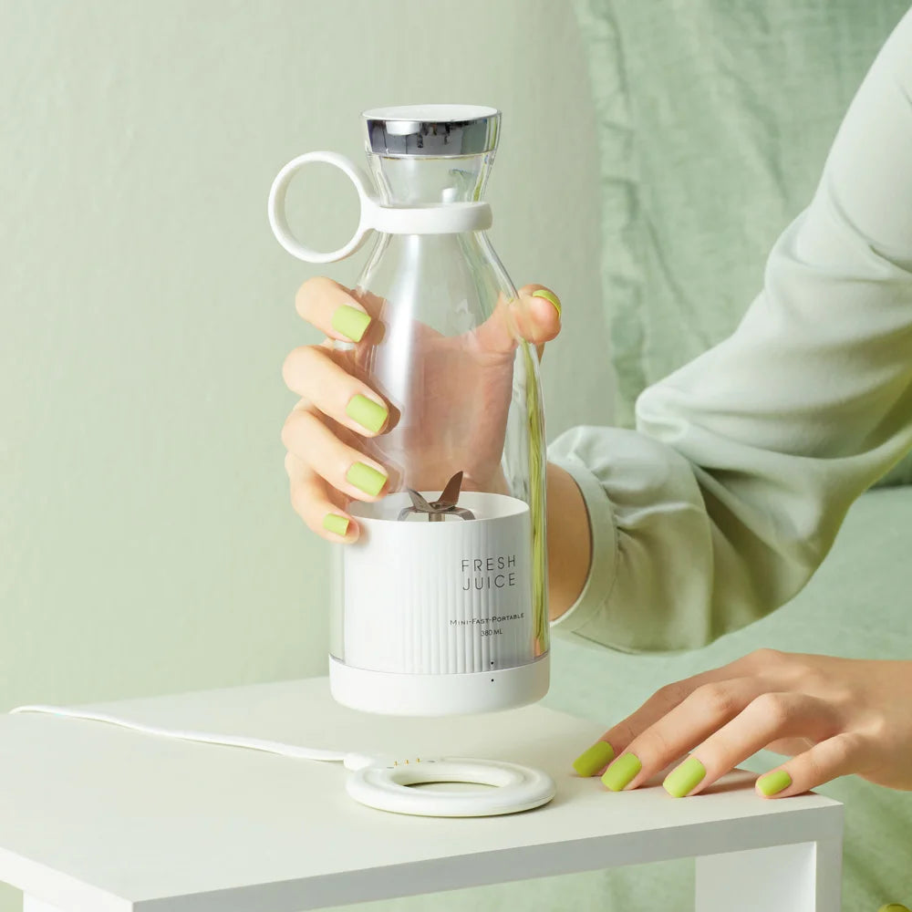 Compact and Powerful 350ML Portable Electric Juicer - Your Ultimate Fruit and Vegetable Blender
